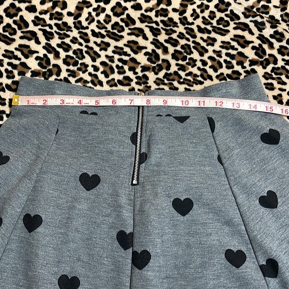 H&M Grey Hearts 🖤 Skater Skirt Medium Pleated Stretch Zipper Black Prep Summer - Picture 5 of 12